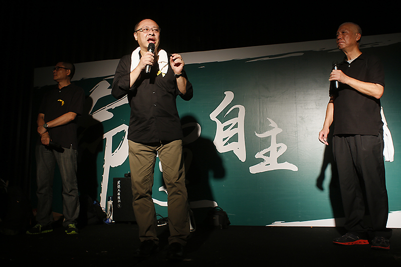 Лидер оппозиционного движения Occupy Central, профессор права Гонконгского университета Бенни Тай (в центре)&nbsp;выступает перед митингующими.
&nbsp;
