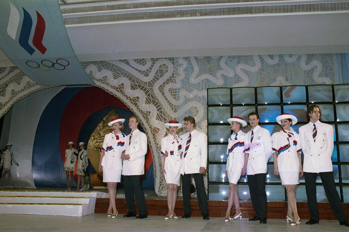 <p>Демонстрация в Государственном Кремлевском дворце официальной формы олимпийской сборной России для Олимпиады-96 в Атланте, разработанной Валентином Юдашкиным</p>