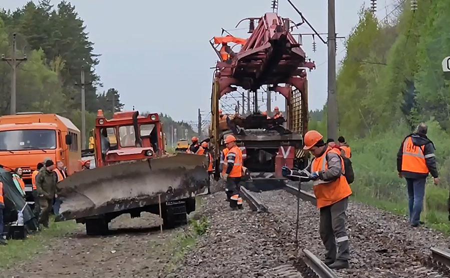 Ликвидация последствий срабатывания взрывного устройства на железной дороге в Брянской области
