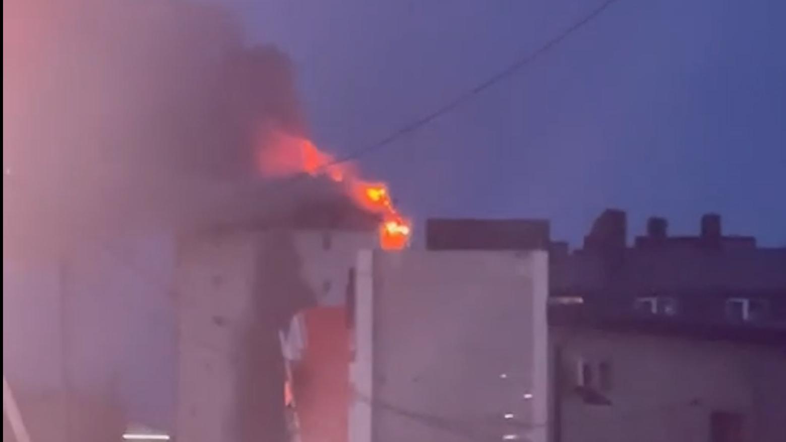 В горящей многоэтажке в Анапе частично обрушилась крыша