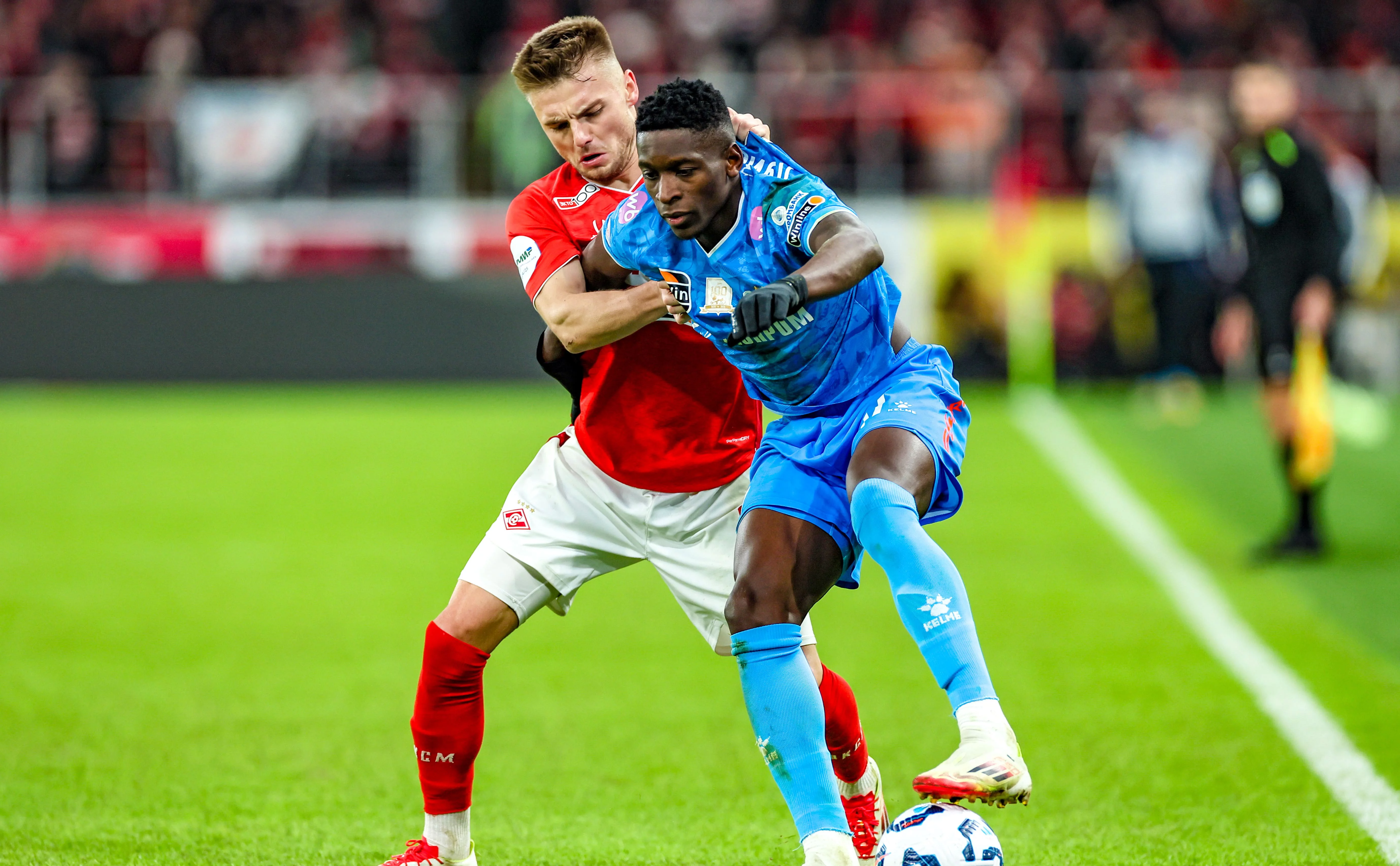  Российская премьер-лига. «Спартак» (Москва) — «Зенит» (Санкт-Петербург). Олег Рябчук («Спартак») и Луис Энрике («Зенит») во время матча (Сергей Савостьянов/ТАСС)