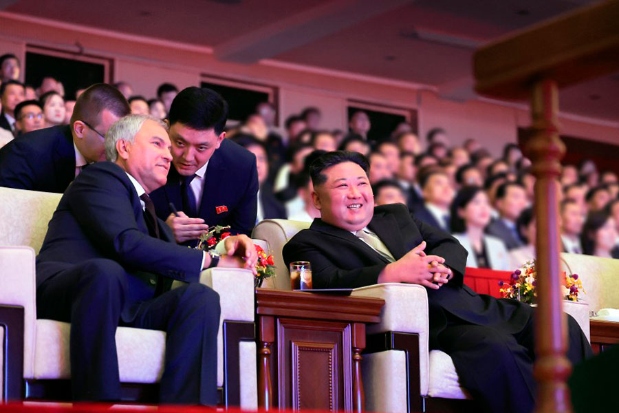 Ким Чен Ын и Вячеслав Володин на концерте, посвященном 80-летию освобождения Кореи, 15 августа 2025 года