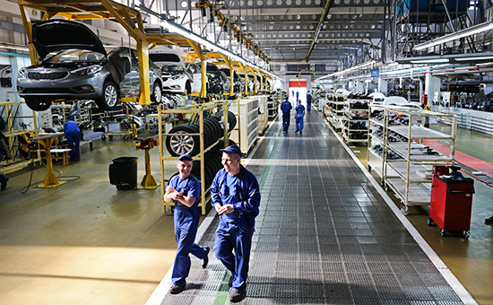 Рабочие в цехе нового производства полного цикла на предприятии АВТОТОР