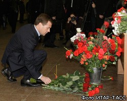 Д.Медведев возложил цветы к месту теракта на станции "Лубянка"