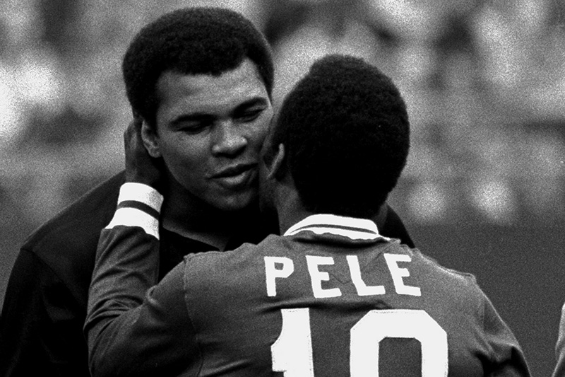 1 октября 1977 года.&nbsp;Мохаммед Али обнимается с бразильским футболистом Пеле на матче в Нью-Йорке




