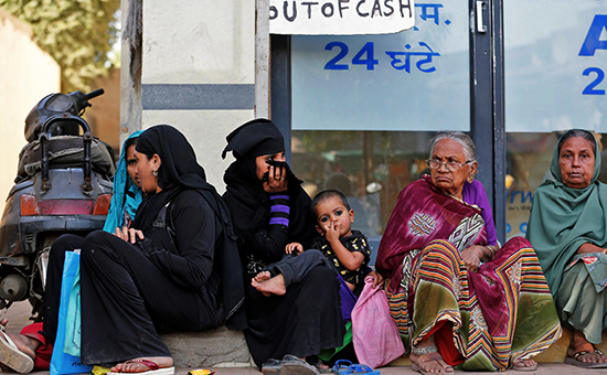 Люди около&nbsp;банка в&nbsp;индийском городе Ахмадабад. 29 ноября 2016 года


