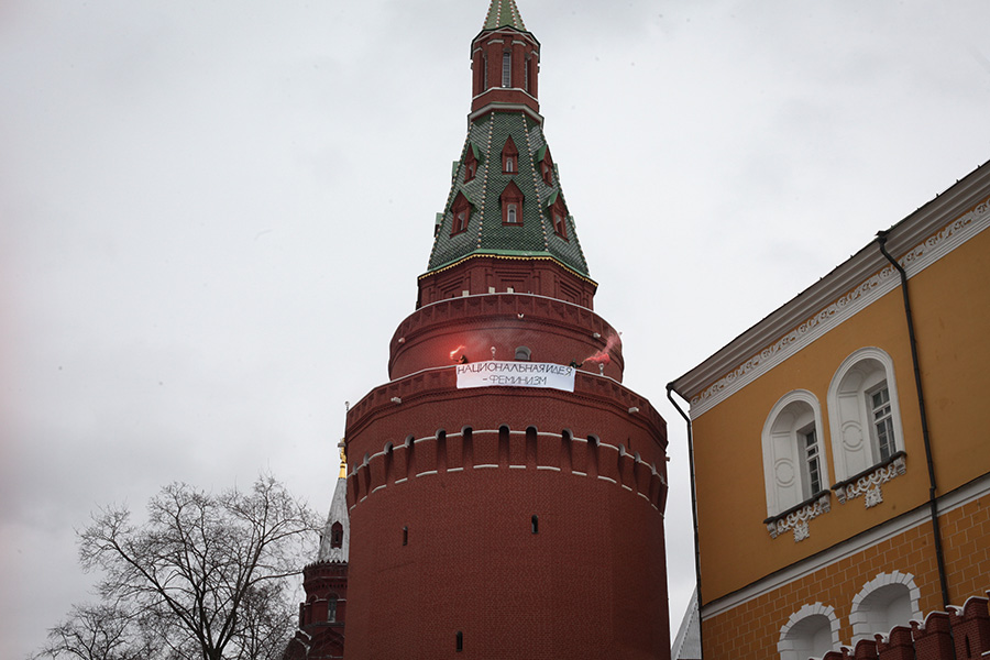 Фотография с&nbsp;акции феминисток на&nbsp;башне Кремля оказалась фейком
