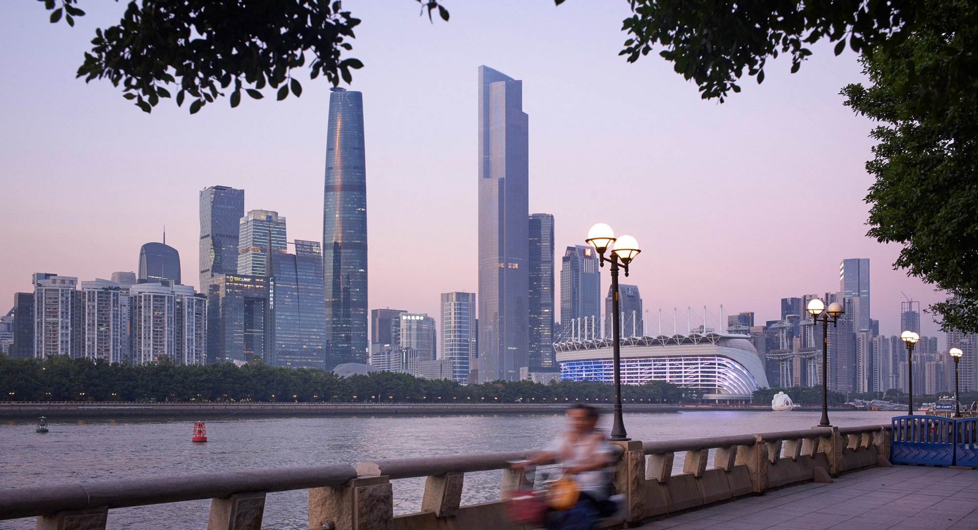 №&nbsp;7. Финансовый центр CTF (Guangzhou CTF Finance Center)


	Высота: 530 м, 111 этажей
	Место: Гуанчжоу, Китай
	Назначение: многофункциональный комплекс
	Архитектура: Kohn Pedersen Fox Associates (KPF)
	Дата строительства: 2016 год

