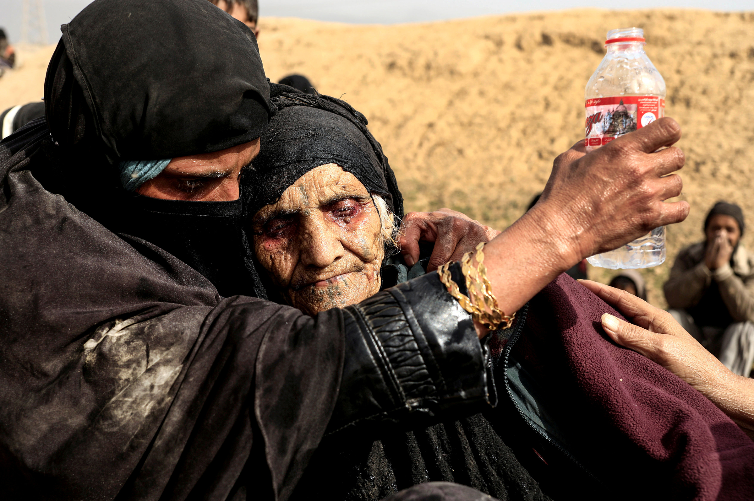 Автор фото Зохра Бенсемра: &laquo;Я сделала это фото в пустыне, на окраине западного Мосула. Это 90-летняя Хатла али-Абдалла, после того как она сбежала из города. Ее глаза были красными от усталости, Хатла была так измотана, что не могла стоять и даже сидеть. Она выглядела так, будто не ела и не пила очень давно.

Несколько дней спустя я нашла ее в лагере для беженцев. Она сказала мне: &laquo;Война &mdash; это худшее, что я видела&raquo;. И она заставила меня улыбнуться, вспоминая про своих 20 куриц, которых пришлось оставить дома. Она держала их в подвале и очень беспокоилась о них. Несмотря на все ужасы войны, она сказала тогда: &laquo;Даже животные заслуживают жизни&raquo;.
