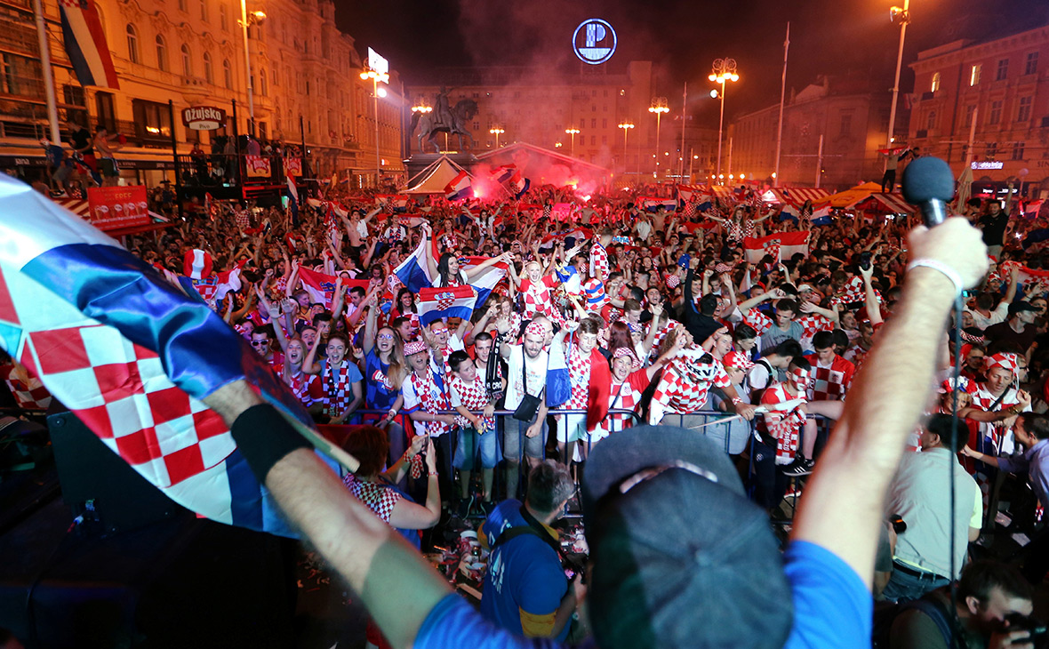 Болельщики сборной Хорватии празднуют победу