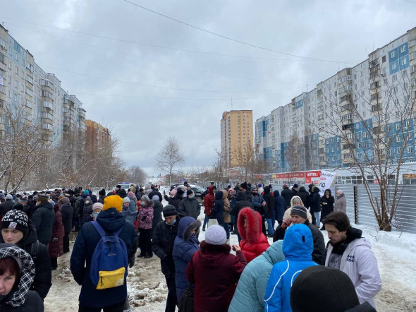 Сход жителей у дома на ул. Высоцкого, 31 в ноябре прошлого года, за участие в котором суд оштрафовал четырех человек