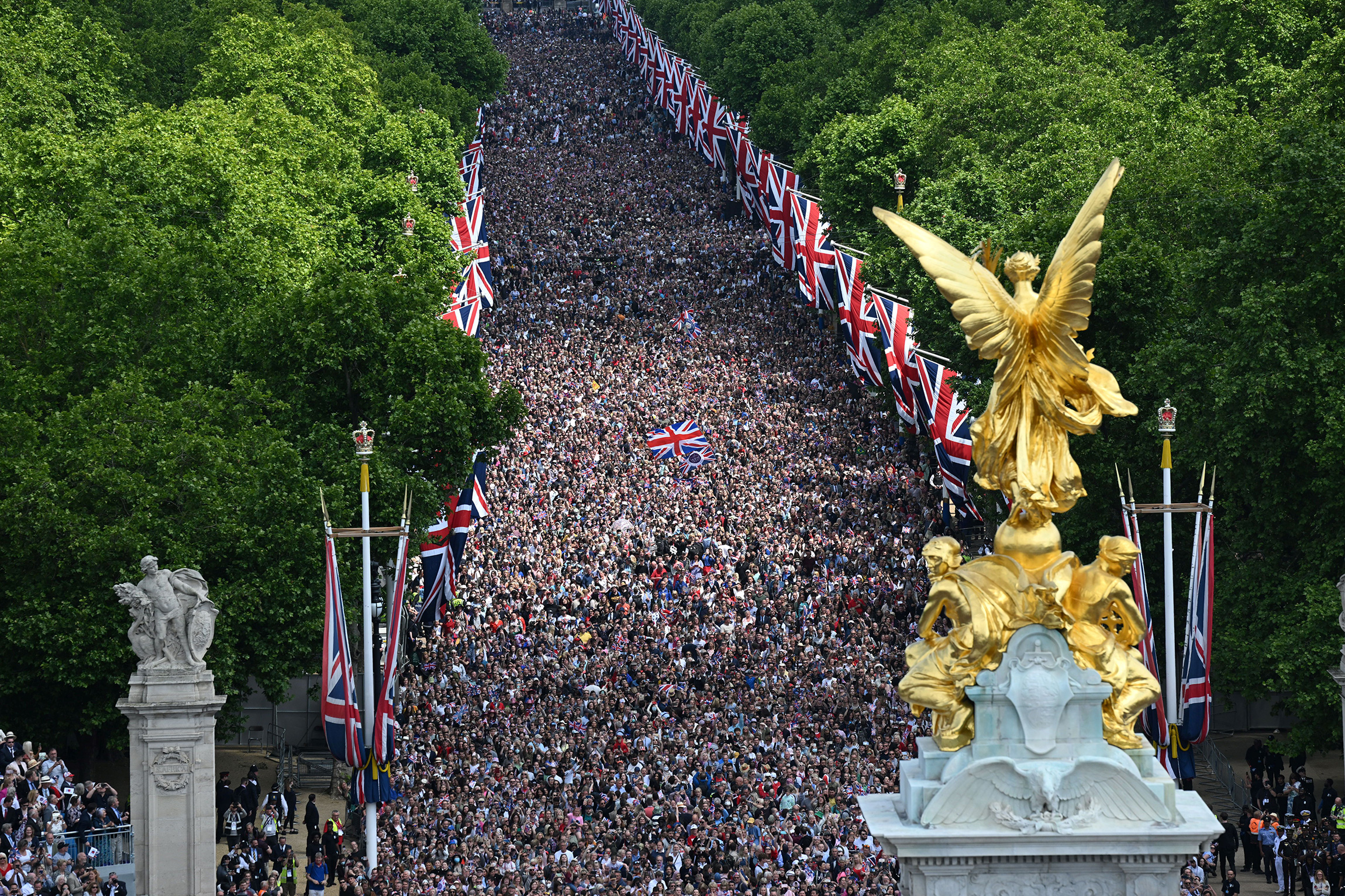 Заполненная людьми улица Мэлл в Лондоне перед торжественным парадом, 2 июня