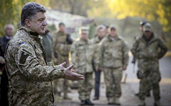 Президент Украины Петр Порошенко общается с военнослужащими украинской армии в Краматорске
