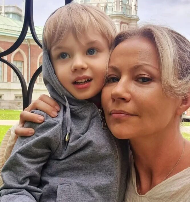 <p>Мария Миронова с сыном Федором. Май 2023 года</p>