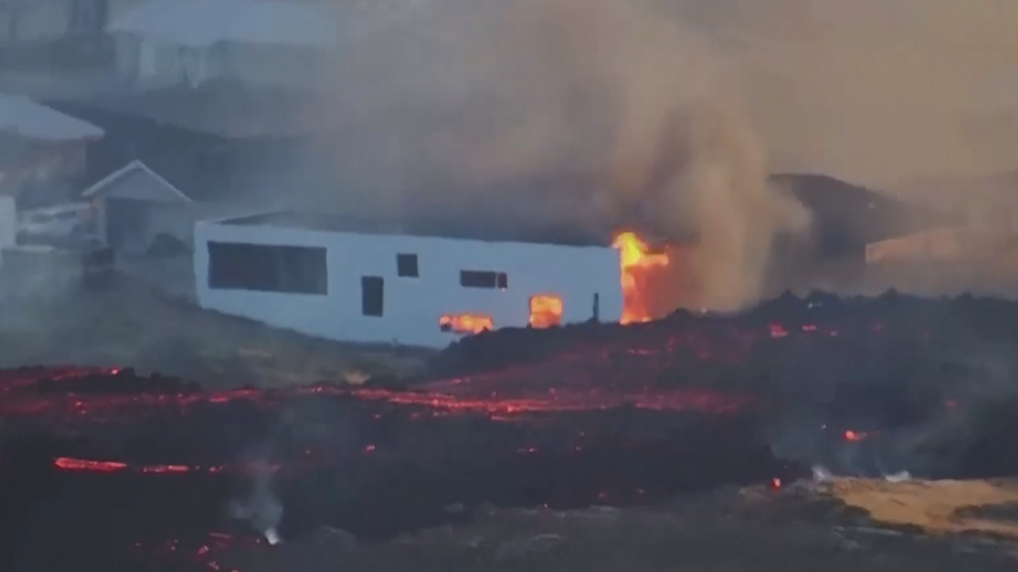 Поток лавы сжигает дома в Исландии. Видео