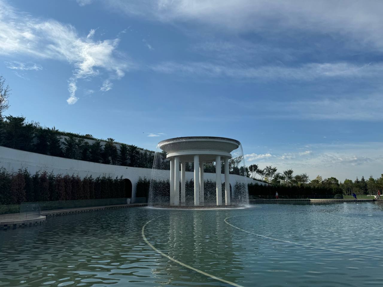 &laquo;Озеро с ротондой&raquo; было открыто для посещения в июле 2025 года. По вечерам на куполе фонтана-ротонды включается подсветка, сменяющая цвета.