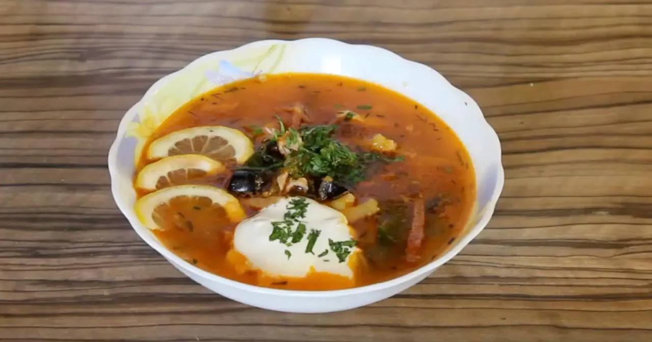 Добавьте в солянку лимон, зелень и сметану