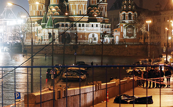 На месте убийства политика Бориса Немцова на Большом Москворецком мосту. 28 февраля 2015 года