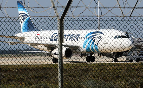 Самолет Airbus A320 авиакомпании EgyptAir в&nbsp;аэропорту Ларнаки 29 марта 2016 года


