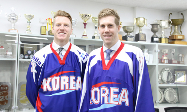 Хоккеисты сборной Южной Кореи Эрик Реган и Мэтт Далтон (слева направо)