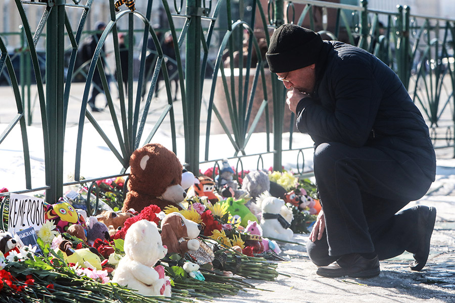 В Санкт-Петербурге цветы и игрушки люди приносят на Дворцовую площадь
