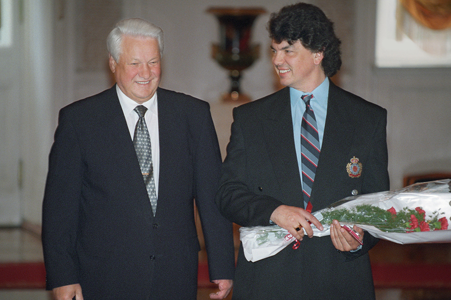 Артист принимал активное участие в предвыборной кампании Бориса Ельцина в 1996 году. В поддержку президента он дал 60 концертов
