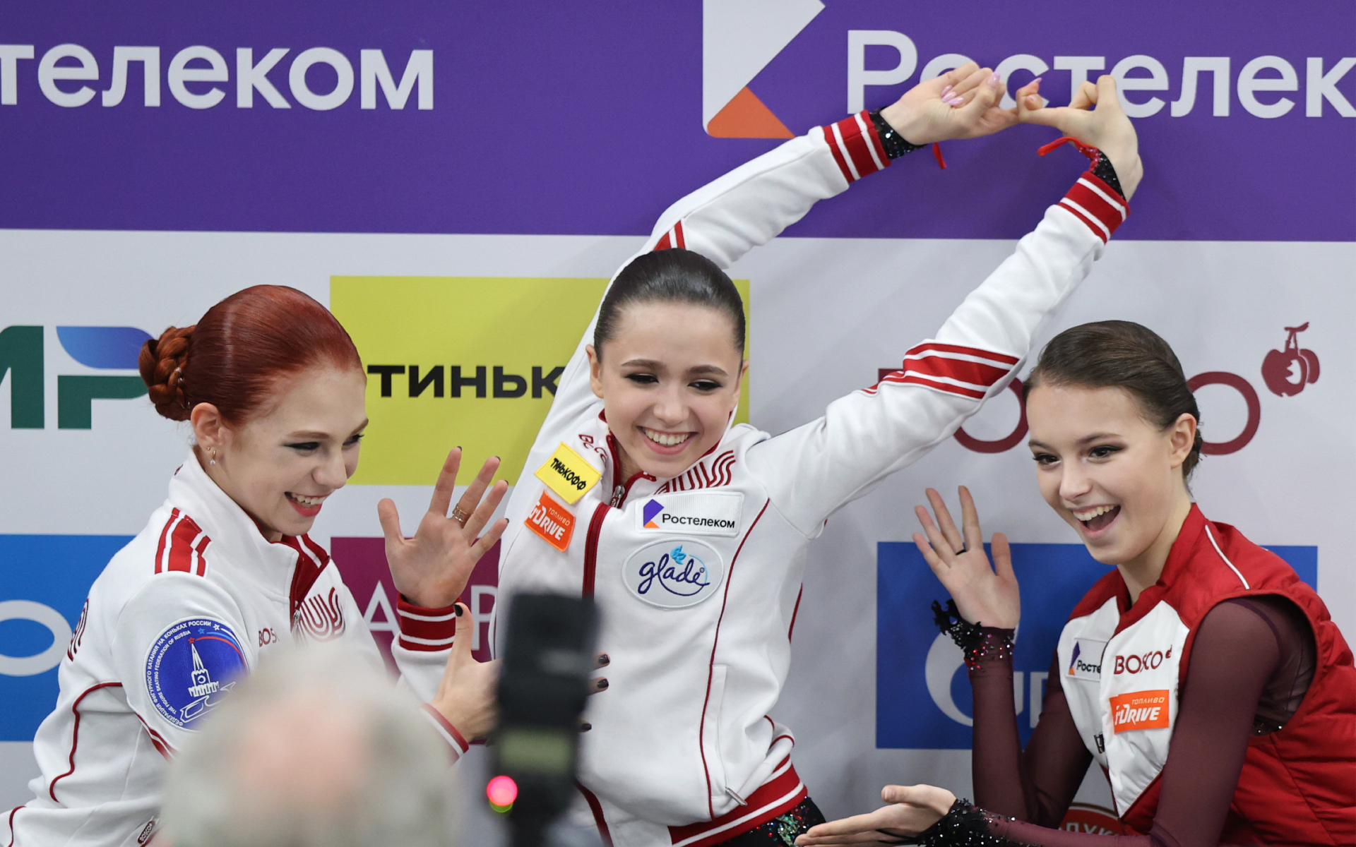 Александра Трусова (второе место), Камила Валиева (первое место) и Анна Щербакова (третье место)