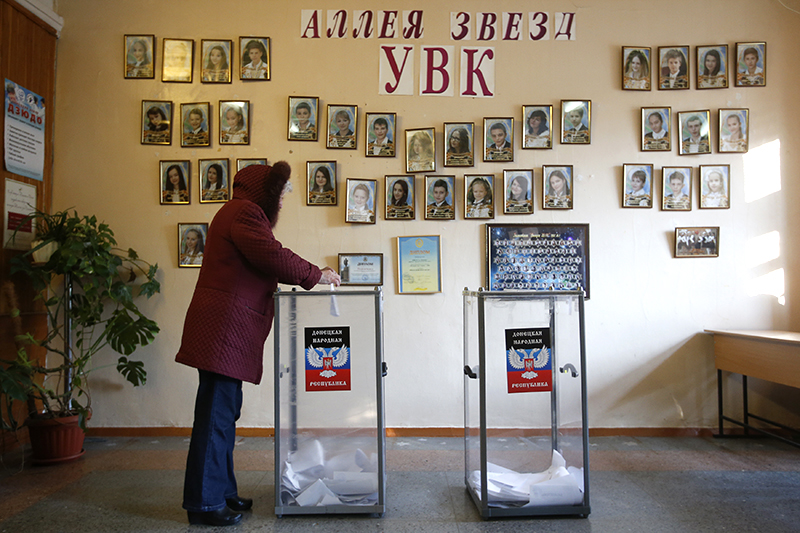 Жительница Донецка голосует&nbsp;на выборах главы ДНР и депутатов Народного Совета республики.