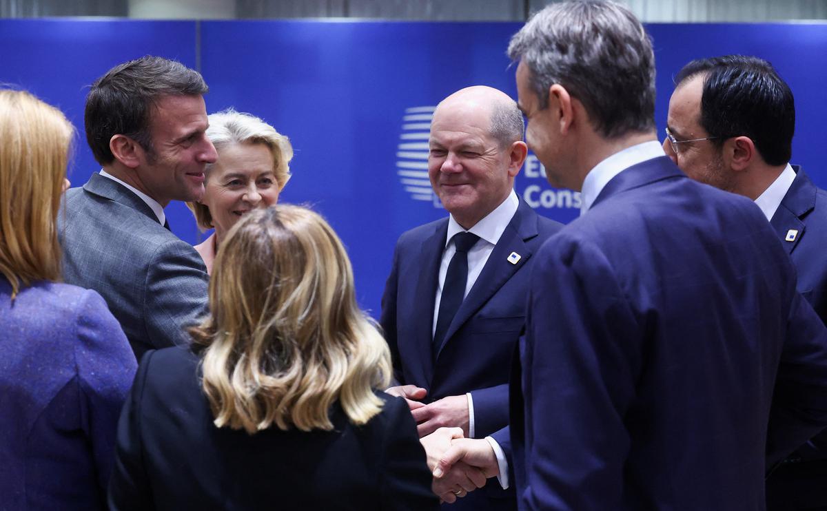 Эмманюэль Макрон, Урсула фон дер Ляйен, Олаф Шольц (слева направо) и другие лидеры на саммите ЕС