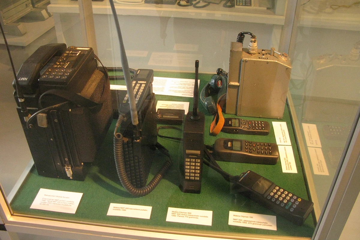 <p>Мобильный телефон Nokia Cityman 900 (третий слева) среди других первых портативных коммуникационных устройств&nbsp;</p>