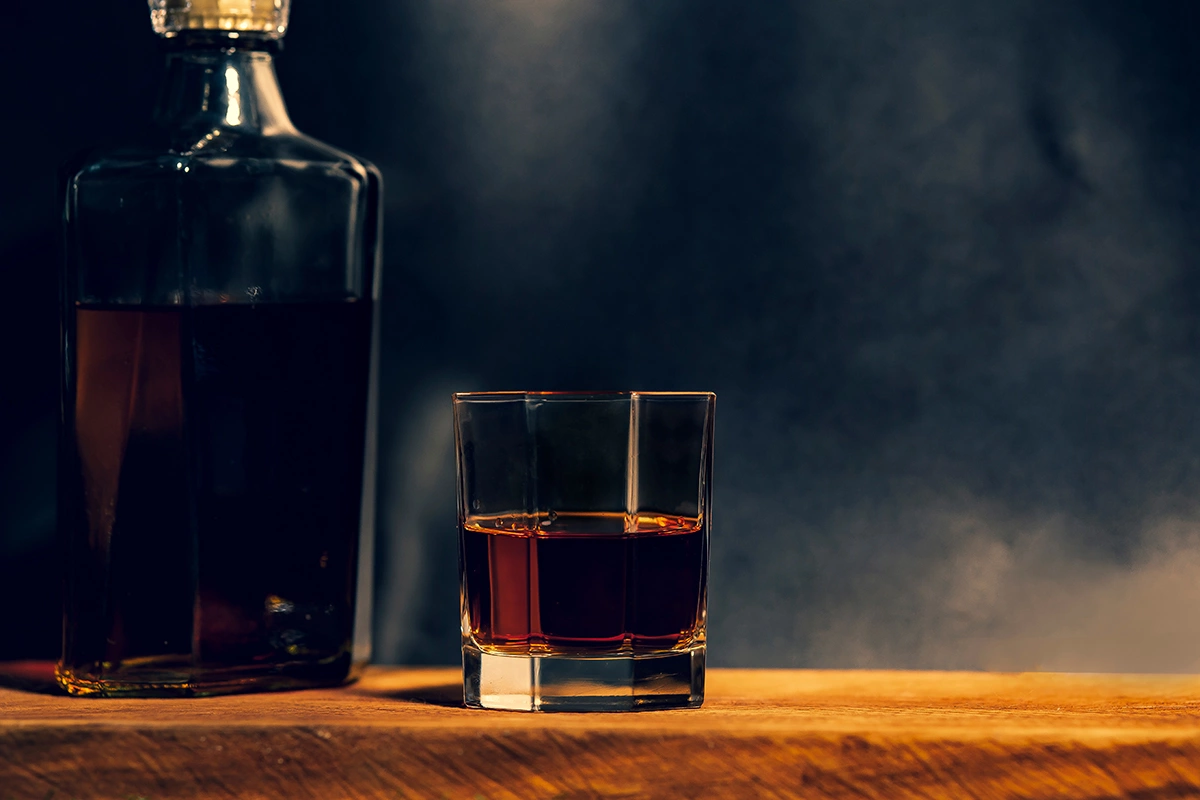 Бутылка американского виски Old Rip Van Winkle стала самым дорогим виски, проданным на аукционе Sotheby's в Нью-Йорке со времен отмены сухого закона в США в 1933 году