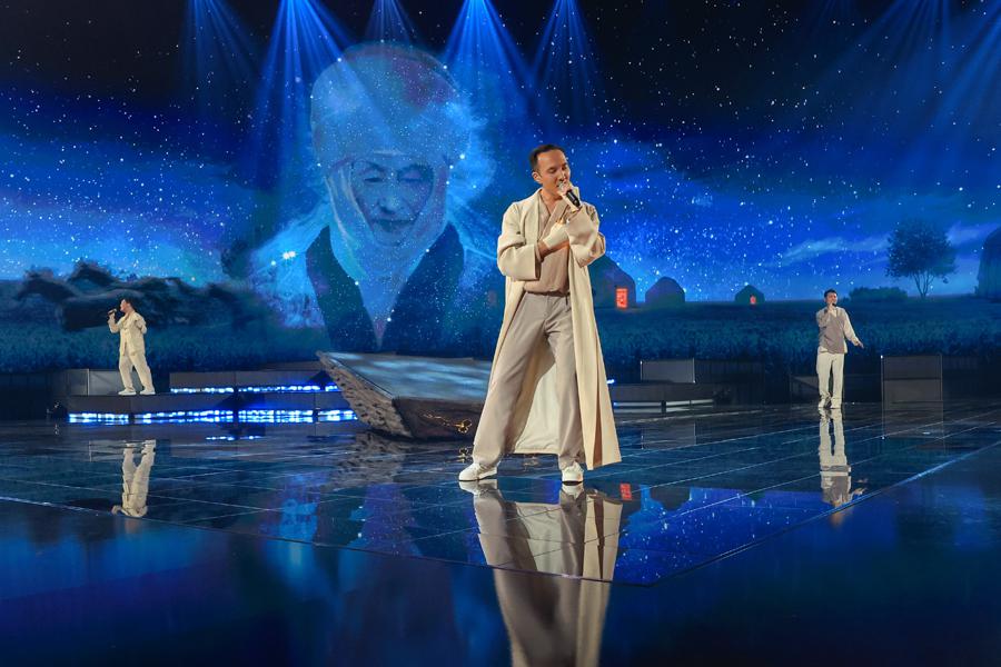 Группа The Nomad Trio, представляющая Киргизию, во время международного музыкального конкурса «Интервидение» 2025 в концертном зале «Live Арена»