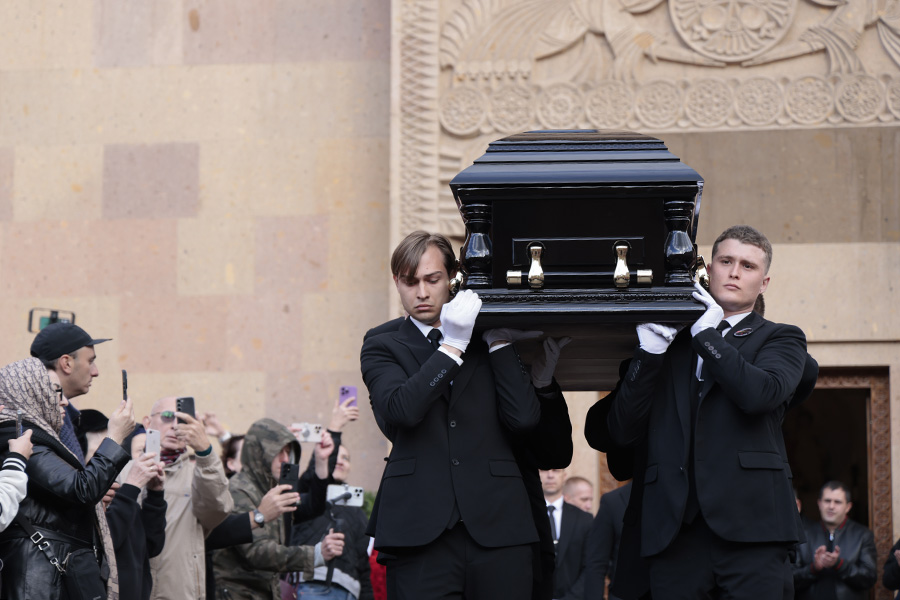 После церемонии гроб с телом режиссера вынесли из церкви и увезли. Место и время похорон Кеосаяна не раскрывались.