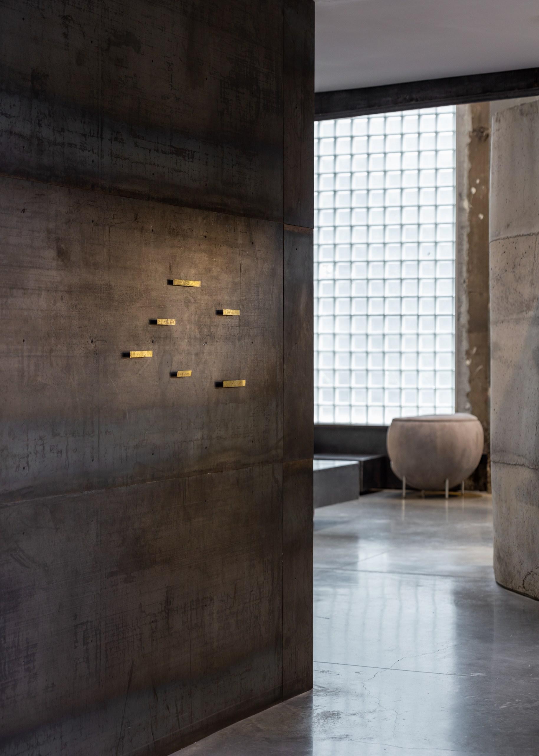 Полина Уварова, серия работ «Две табуретки»