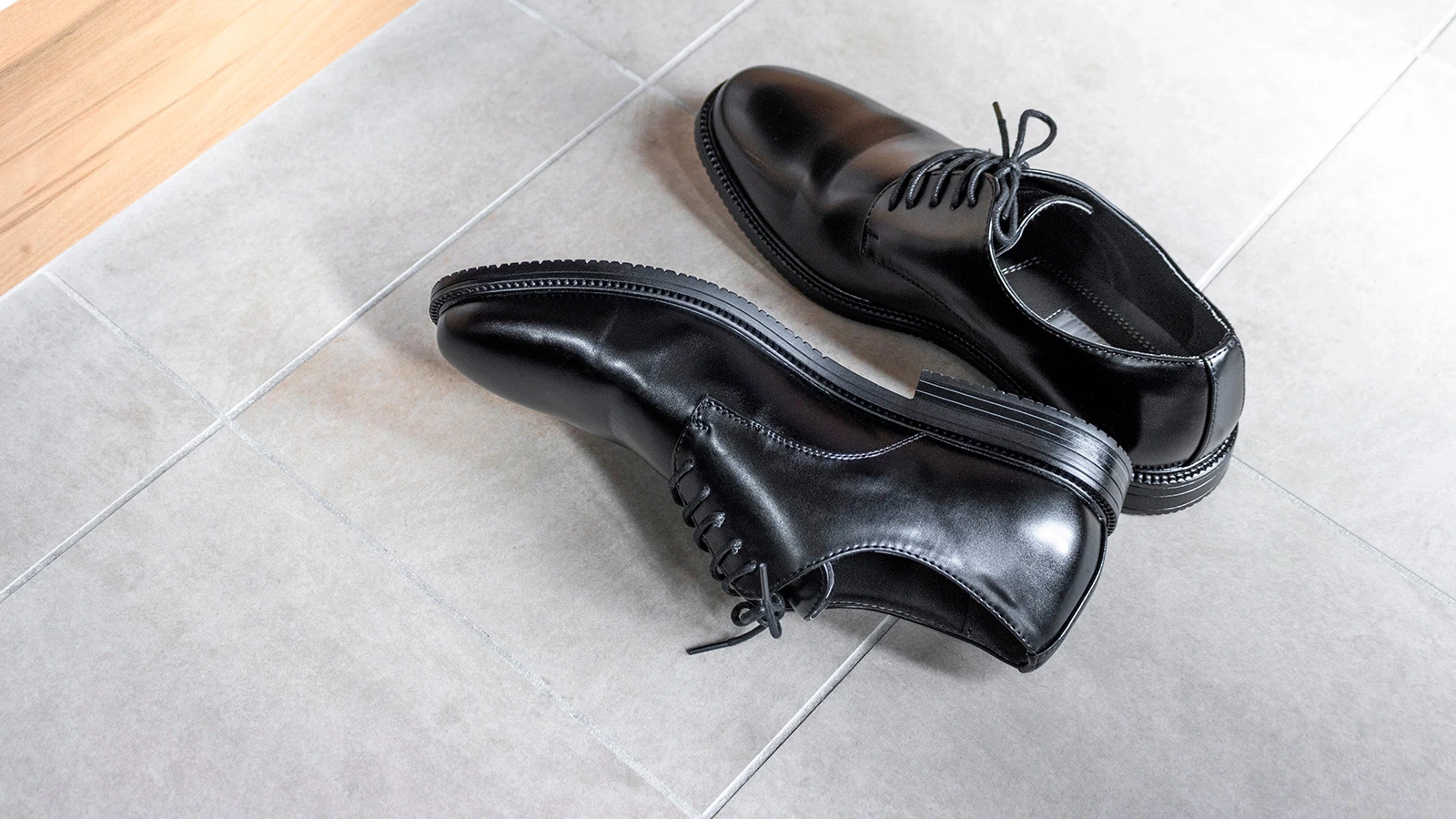 Россиянам напомнили о штрафах за хранение обуви в подъезде