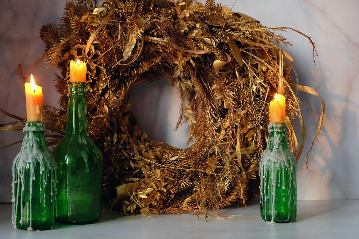 Традиционным украшением считаются бутылки-подсвечники