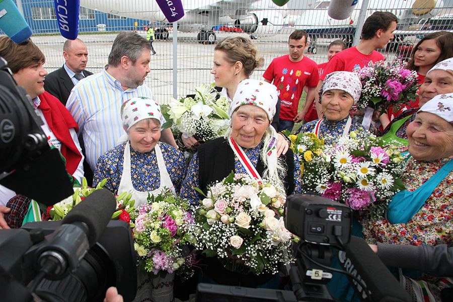 Участницы фольклорного коллектива &laquo;Бурановские бабушки&raquo; в Домодедово после конкурса &laquo;Евровидение&nbsp;&mdash; 2012&raquo;. 