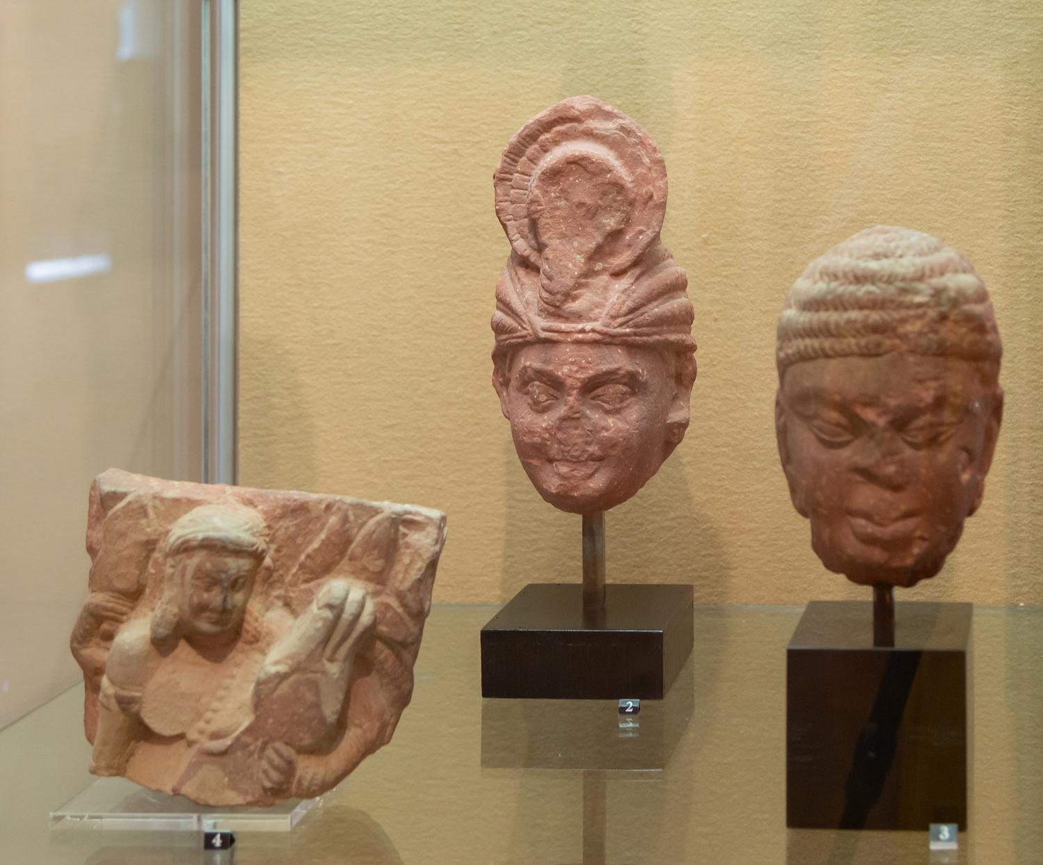 Витрина с даром Кришны Рибу