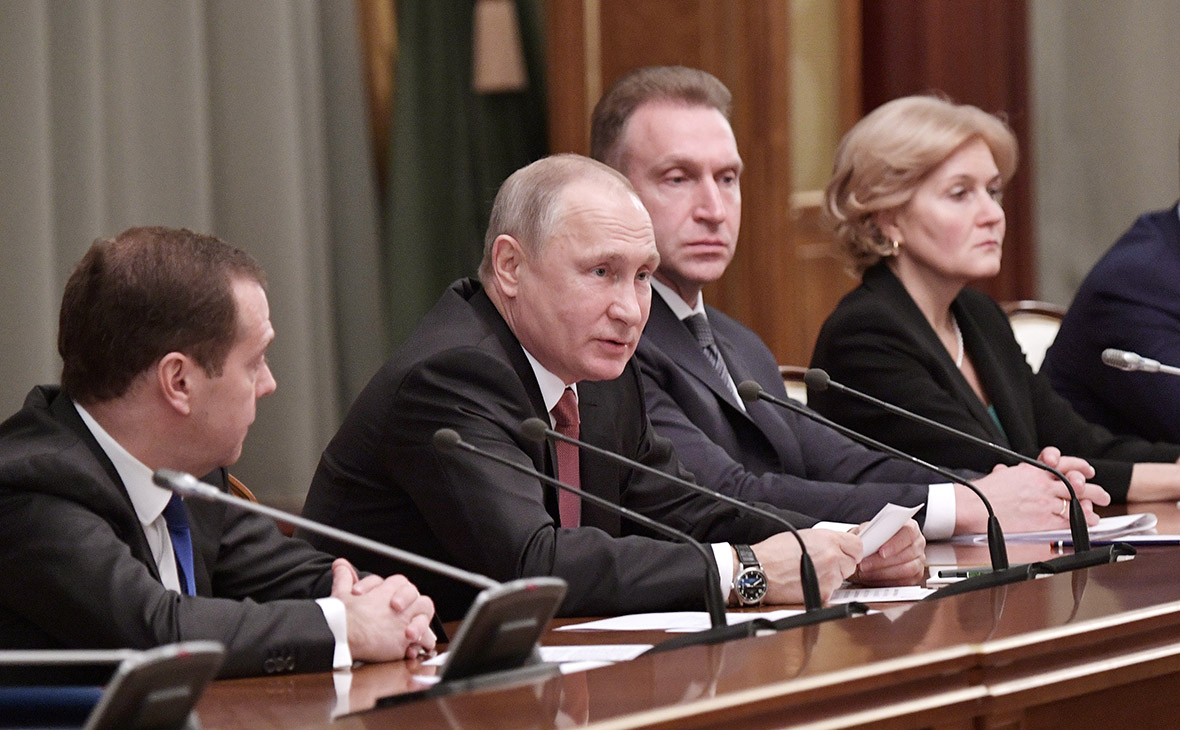 Владимир Путин во время предновогодней встречи с членами правительства России