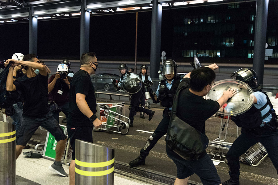 Утром 14 августа&nbsp;у аэропорта остались около 50 протестующих. Двое были задержаны
