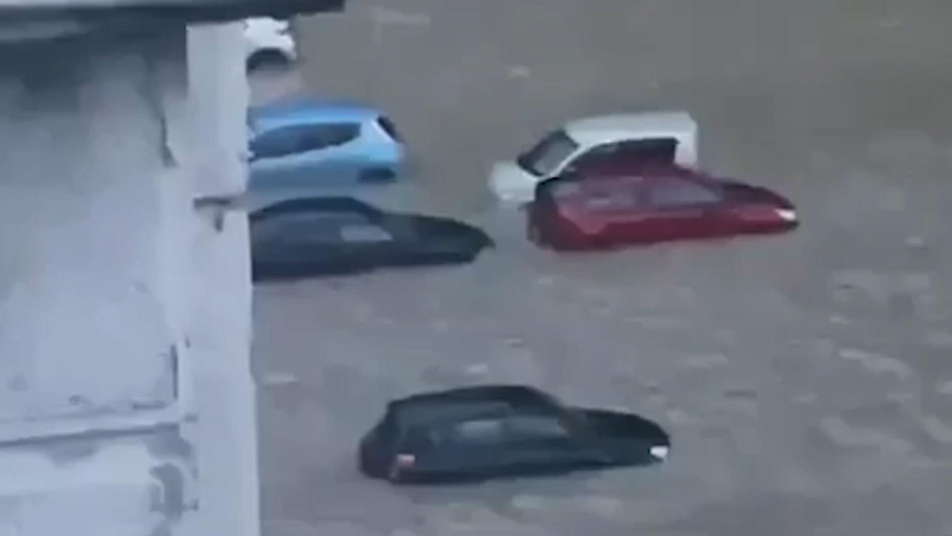 В Сочи из-за разлива реки затопило дома и закрыли пляжи