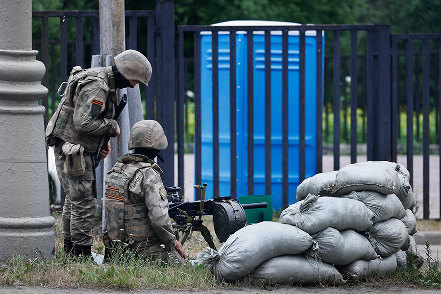 Солдаты с автоматическим гранатометом АГС на блокпосту&nbsp;
