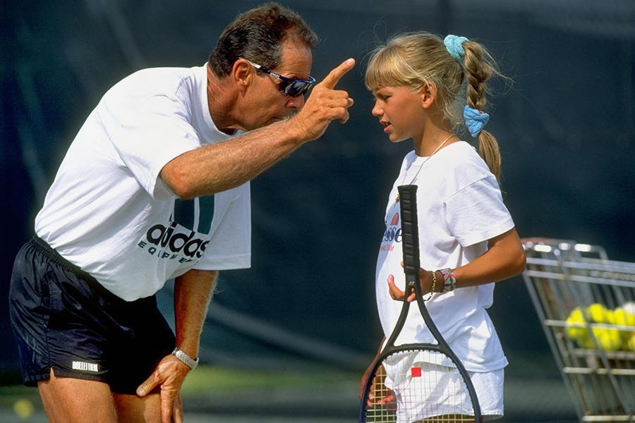 Тренер по теннису Ник Боллеттьери дает инструкции юной Анне Курниковой&nbsp;(Брейдентон, США)