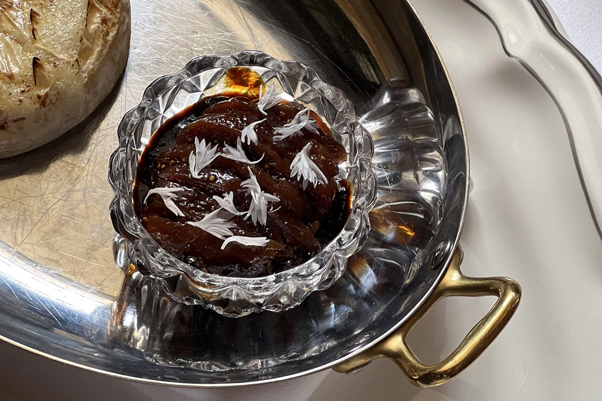 Камамбер из печи с конфитюром из инжира