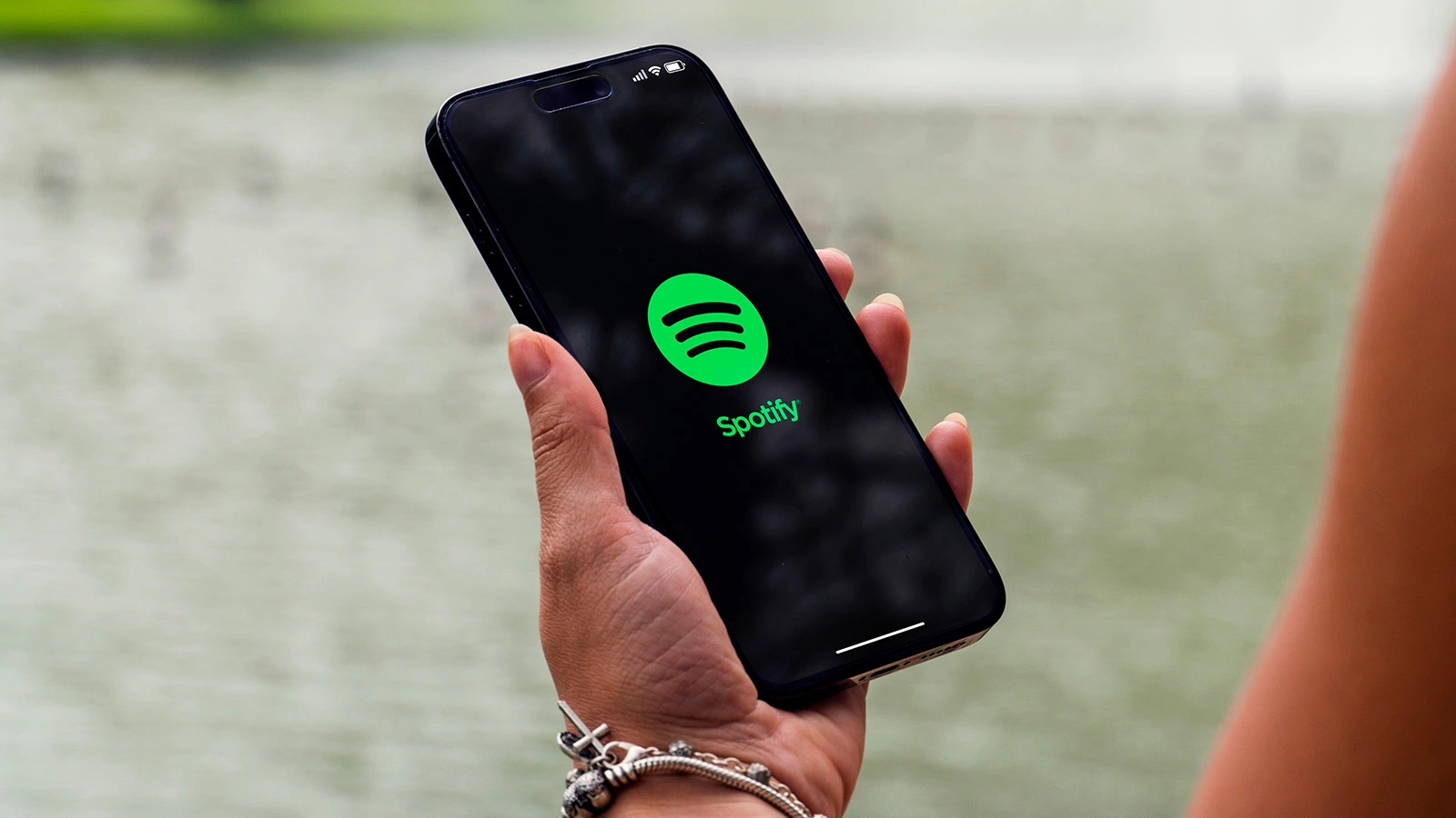 Spotify будет маркировать музыку с ИИ и запретит музыкальные дипфейки