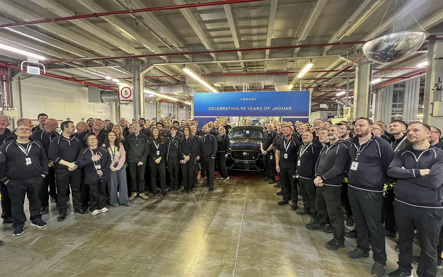 Jaguar выпустил последний автомобиль с бензиновым двигателем