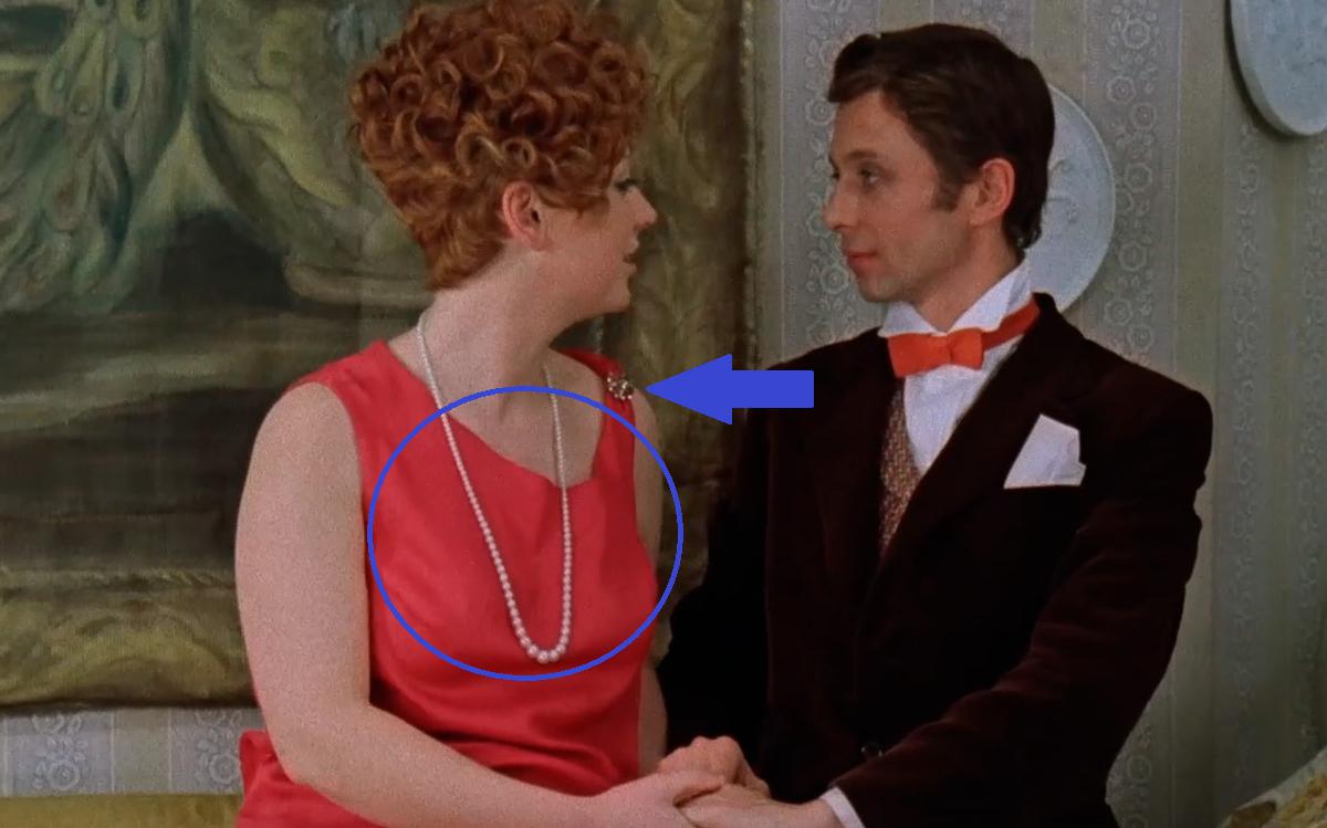 Посмотрите на ляп с бусами в «Не может быть». Его долго не могли найти