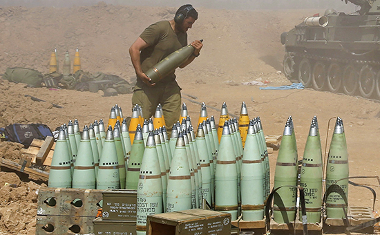 Израильский солдат разгружает снаряды. Архивное фото