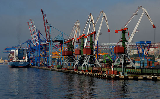 Морской торговый порт во Владивостоке