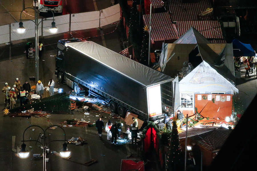 19 декабря 2016 года, Германия, рождественская ярмарка в Берлине

19 декабря 2016 года грузовик с&nbsp;прицепом врезался в&nbsp;толпу посетителей рождественского рынка в германской столице. Он проехал по&nbsp;территории около&nbsp;80&nbsp;м, погибли 12 человек, еще 48 пострадали. Объявленный в&nbsp;розыск&nbsp;подозреваемый, 24-летний гражданин Туниса, который&nbsp;управлял автомобилем, позднее&nbsp;был убит в&nbsp;Милане в&nbsp;перестрелке с&nbsp;полицией. Террорист был связан с запрещенной группировкой &laquo;Исламское государство&raquo;.


